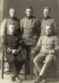 Några meniga i m/10 och m/95 hos fotografen.
Ateljéfoto, ca 1915-1920.