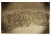 Ett kompani, trol. från Kungl. Kronobergs regemente, har ställt upp sig för fotografen någon gång
på 1870-talet. Några av mannarna har tagit fram sin matsäck.