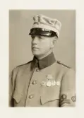 En medelålders man, trol. landstormstroppchef.
Uniform m/1925.