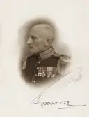 En medelålders officer vid I7 (Karlskrona grenadjärregemente).
Längst ner en (svårtydd) autograf.
Ateljéfoto, ca 1930.