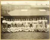 Oidentifierad gymnastiktrupp, trol. från I7, Karlskrona.
Ca 1910.