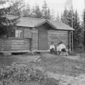 Borlänge, Asplunds fäbodar. Dr. Lindell med söner.