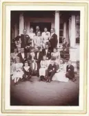 Ett bröllopsfölje med brudpar (?), oidentifierade personer.
Ca 1890-95.