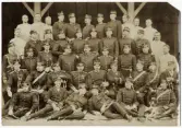 En gruppbild med blandade militärer (om man ser till uniformerna). Några är till synes klädda för fäktning.
Skjutskolan, Rosersberg (?).
Ca 1890-1895.