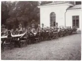 En stor grupp officerare har slagit sig ner på slottsterrassen, Rosersberg, för lite förfriskningar i sommarvärmen.
Ca 1895.