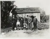 Trol. en soldatfamilj (barn och barnbarn) framför sitt torp, ca 1930.