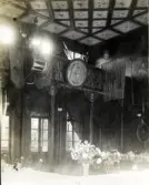 Del av matsalen i den s.k. Officersborgen. Man ser bl a musikläktaren med fanor och trummor m.m.