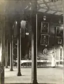 Matsalen med Amanda (anställd i köket). Man ser bl a pelarna som bar upp musikläktaren.