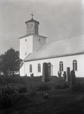 Vickleby kyrka med kyrkogård.