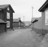 Falun, Herrgårdsgränd, lofthusets gavel och Bergsmansgränds mynning t.v. och Bergslagsmagasinet i mitten 1921.