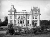 Vy över Araby herrgård, huvudbyggnaden, ca 1890, sedd från parken. På trappan och på balkongen syns några människor.