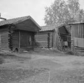 Falun, Berghauptmansgatan och Konstvaktaregatan. Två härbren på Boströmska gården.