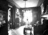 Interiör av bibliotek (?). Bellinders lägenhet.