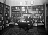 Biskop Sam Stadener i biblioteket på Östrabo, ca. 1935.