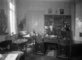 Biskop Sam Stadener i sitt arbetsrum på Östrabo, ca. 1935.