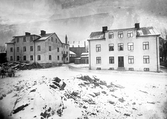 Personalbostäder på Hovsgatan 14, med Kristinebergs bryggeri i bakgrunden. Växjö ca 1910. Vinter.