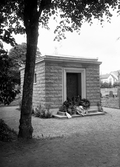 Operasångerskan Kristina Nilssons nybyggda mausoleum på Tegnérkyrkogården, 1923.