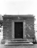 Operasångerskan Kristina Nilssons nybyggda mausoleum på Tegnérkyrkogården, 1923. I bakgrunden skymtar en del av Sandgärdsgatan.