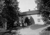 Handlare Abrahamsson med familj framför sitt hus i Lammhult, 1901