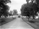 Gåvetorps herrgård, efter renoveringen 1918. Vägen upp till huvudbyggnaden.