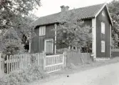 Mangårdsbyggnad i Blomsterhult. Längd ca 9,75 m. Bredd ca 4,75m. Sedd från nordväst.