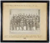 En grupp underofficerare (?) har ställt upp sig för fotografen, år 1864. 
Kronobergs regemente (?). Text över och under fotografiet:
