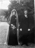 Bild 497. Jakob och Emilie Larsson Fäiä i bräudskräud. Bryllaupe 7/6 1913, foto 31/8 1913