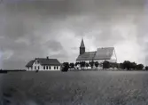 Bild 523.  Lau kyrka och skola