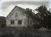 Bild 556. Änkan Stina Jakobssons (Bjärgäs Jakås hustru) Bjärgäs byggning. Gavln u baksäidu