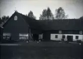 Bild 687. Lars Pettersson Böndä, häusi fran gardn