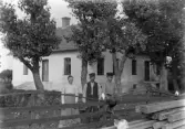 Bild 842. Theodor Thomssons Halsrä, familj u byggning fran nårrväst
