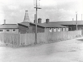 Varbergs stenkärlsfabrik (egentligen AB Stenkärlsfabriken Varberg) vid hamnområdet, grundad av John Sallén och i drift från 1906 till och med 1939. Leran togs från Norge och man tillverkade övervägande hushållsgods i blyglaserat lergods men även blomkrukor, tekannor och nattkärl. Efter ägarbyte 1933 övergick produktionen till att mest omfatta prydnadsföremål.