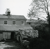 Matkällare och skjul i kvarteret Kyrkbacken, Hudiksvall. I bakgrunden till vänster syns övervåningen på Hotell Fridhem och till höger konstnär Gösta Bohms gård, på Lilla Kyrkogatan.