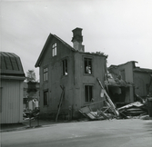 Gavel på ett rivningshus i kvarteret Kyrkbacken 2, Hudiksvall. Till vänster syns hörnet på prästgården.