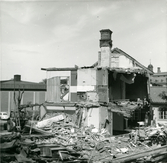 Delar av rivet hus i kvarteret Kyrkbacken, Hudiksvall. Till vänster Sagabiografens gavel. På höger sida sticker Sparbankshuset, med stadsförvaltningen, upp.