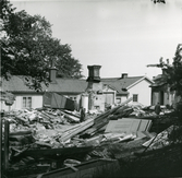Rivningsområde i kvarteret Kyrkbacken, Hudiksvall. I bakgrunden syns prästgårdslängan mot Repslagargatan.