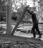 Exteriör. Konstruktion av villa i Tureberg. Man monterar ytongstav