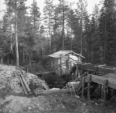 Bjursås, Falun, Finnbo. Skvaltkvarn vid Mörttjärnbäcken.