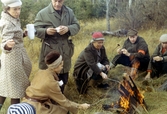 Korvgrillning över öppen eld i Asker under älgjakten, 1971
