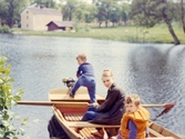Carl Gripenstedt drar igång aktersnurran vid roddtur i Brevensån, 1964