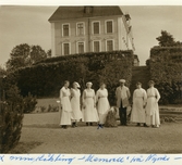 Mamsell på Nynäs slott med husor och annan personal, 1920-tal