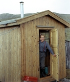 Man i fjällstugans dörröppning, 1969