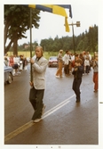 Efter den svenska flaggan följer pilen vid midsommarfirande i Brevens bruk, 1972