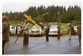 Symbolens flaggan, pilen, klotet och tuppen bärs mot midsommarfirandet i Brevens bruk, 1972