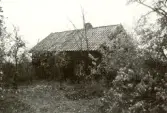 Förfallen stuga i Hökhults by.