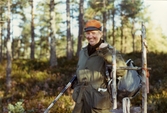 Jägare med gevär och ryggsäck, 1975