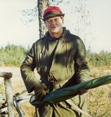 Jägare med geväret i fodral, 1975