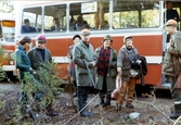 Jaktsällskap vid buss, 1975