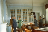 I biblioteket på Nynäs slott, 1976