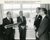 Överlämnande av jubiléumsgåva från Föreningen för ombudsmännen hos Sveriges Landshypoteksinstitution, 1986-09-23